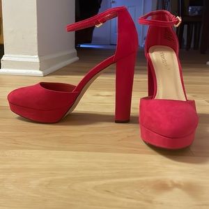 Red platform pumps